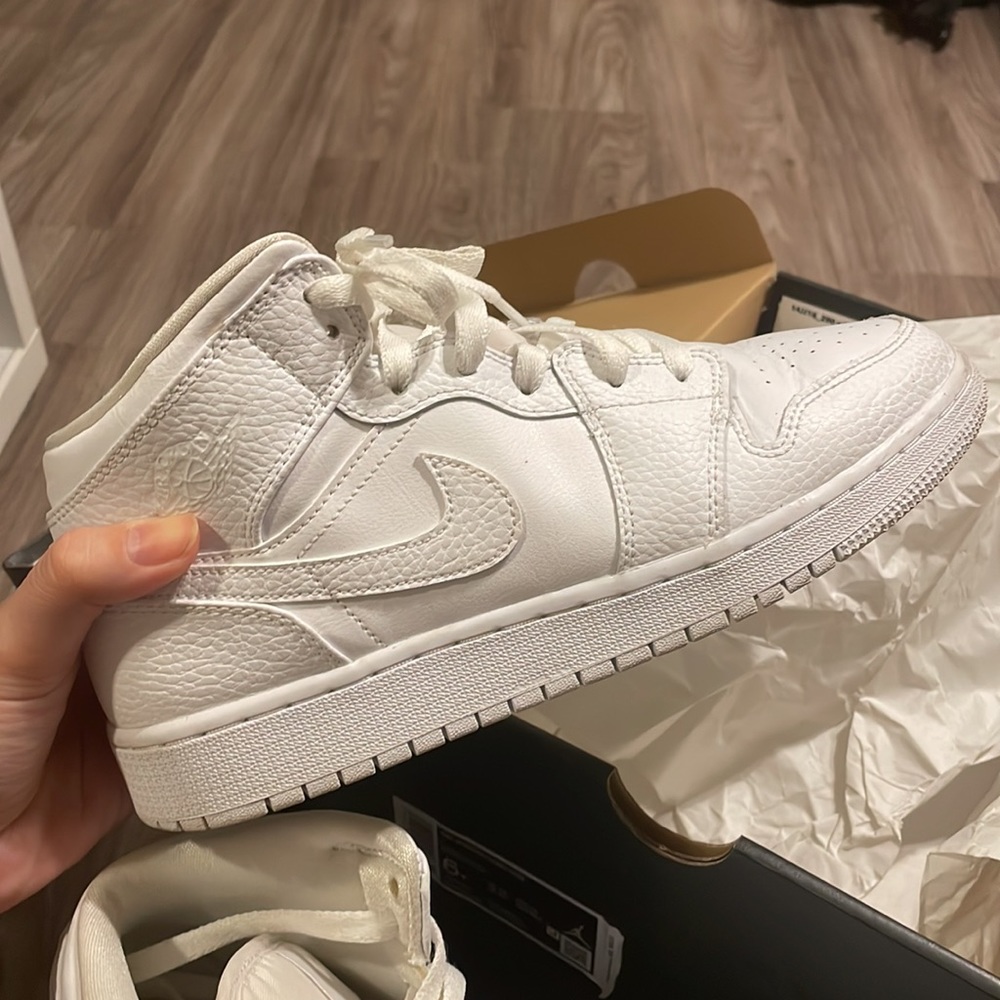 NIKE AIR JORDAN 1 MID